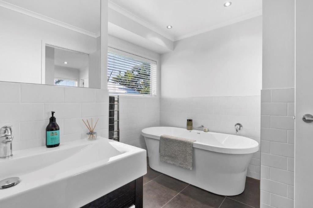 Stunning Tranquil Home With Green Space Views Mount Maunganui Exterior foto
