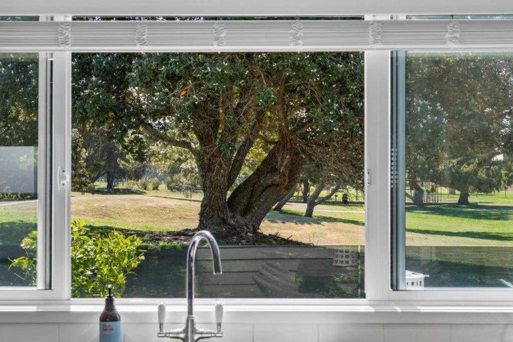 Stunning Tranquil Home With Green Space Views Mount Maunganui Exterior foto